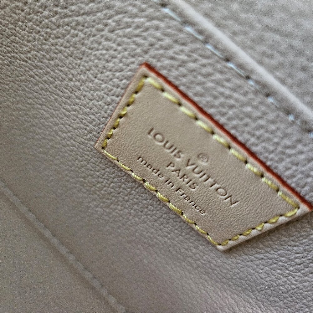 LOUIS VUITTON Cosmetic Pouch MM (Old GM) - Picture 9 of 16